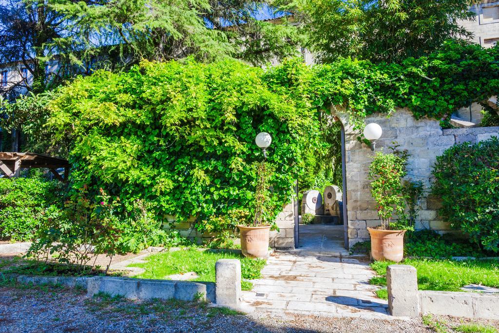 Auberge Du Pont Romain Sommieres Exterior photo